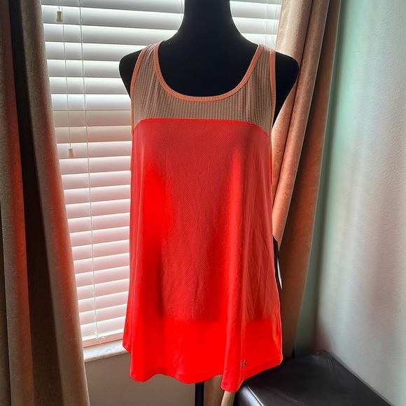 Under Armour ladies work out top with cut out back, dry fit material size XL NWT - Picture 1 of 7